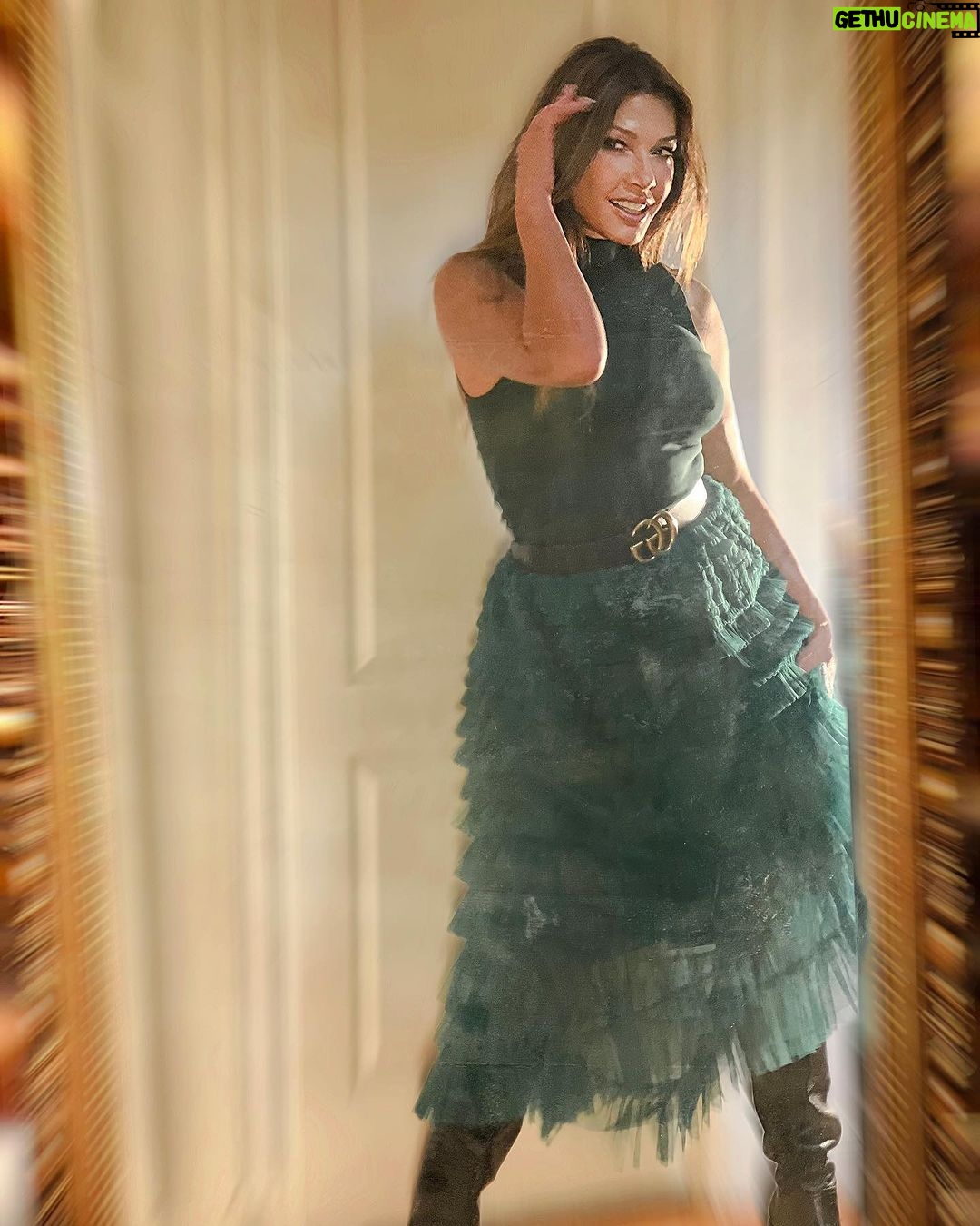 Catherine Fulop Instagram - La Paz que tanto buscas está justo detrás de la emoción que tanto evitas. #falda by @baitalbahr General Pacheco