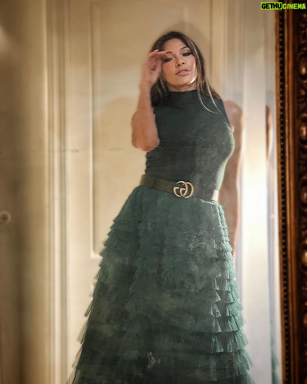 Catherine Fulop Instagram - La Paz que tanto buscas está justo detrás de la emoción que tanto evitas. #falda by @baitalbahr General Pacheco