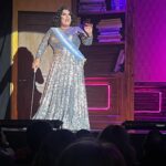 Catherine Fulop Instagram - Ayer fui al teatro a ver a mi amiga Costika @costaokis en el teatro @teatropremierok "COSTA PRESIDENTA" 100% RECOMENDABLE!!! ya te lo dije por privado pero quiero repetirlo por acá, eres una gran actriz y comediante, nadie debería perderse de verte. Además estas acompañada de actores y bailarines que son un lujo. Mi amigas quedaron encantadas contigo. Te aman!!!! Y yo te lo vuelvo a decir... Costika mi amor! Ayer pasamos una noche mágica, ver tu espectáculo fue un regalo al alma, reimos de principio a fin, que sorpresa tan bella, el grupo de actores y bailarines son de lujo, todos hacen que el show sea supremo y tú mi cachapita amada tuviste una noche brillante, lo haces con el alma . Gracias amiga por la función tan sentida y maravillosa de anoche y sobre todo por tus palabras finales! Te amo mi Costika ♥️♥️♥️♥️♥️ @claudiamlazcano @patricia_kom_ @vesnabocic @valcardone @geiky_f @sofinrodriguez Teatro Premier