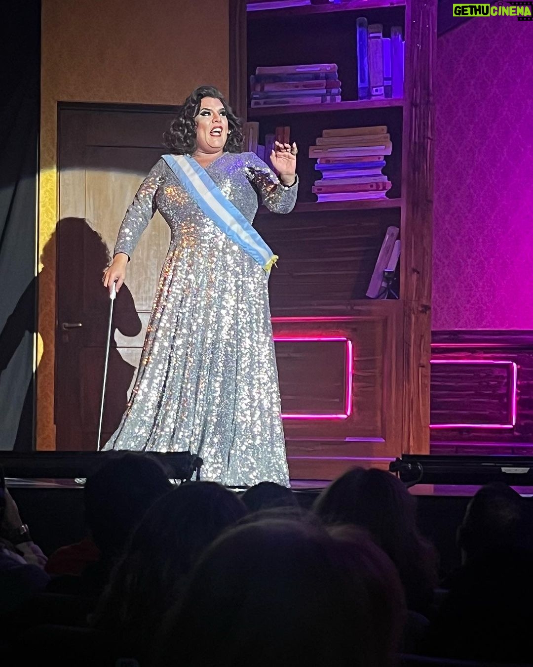 Catherine Fulop Instagram - Ayer fui al teatro a ver a mi amiga Costika @costaokis en el teatro @teatropremierok "COSTA PRESIDENTA" 100% RECOMENDABLE!!! ya te lo dije por privado pero quiero repetirlo por acá, eres una gran actriz y comediante, nadie debería perderse de verte. Además estas acompañada de actores y bailarines que son un lujo. Mi amigas quedaron encantadas contigo. Te aman!!!! Y yo te lo vuelvo a decir... Costika mi amor! Ayer pasamos una noche mágica, ver tu espectáculo fue un regalo al alma, reimos de principio a fin, que sorpresa tan bella, el grupo de actores y bailarines son de lujo, todos hacen que el show sea supremo y tú mi cachapita amada tuviste una noche brillante, lo haces con el alma . Gracias amiga por la función tan sentida y maravillosa de anoche y sobre todo por tus palabras finales! Te amo mi Costika ♥️♥️♥️♥️♥️ @claudiamlazcano @patricia_kom_ @vesnabocic @valcardone @geiky_f @sofinrodriguez Teatro Premier