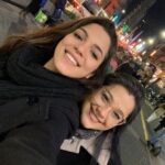 Catherine Fulop Instagram - Ayer fui al teatro a ver a mi amiga Costika @costaokis en el teatro @teatropremierok "COSTA PRESIDENTA" 100% RECOMENDABLE!!! ya te lo dije por privado pero quiero repetirlo por acá, eres una gran actriz y comediante, nadie debería perderse de verte. Además estas acompañada de actores y bailarines que son un lujo. Mi amigas quedaron encantadas contigo. Te aman!!!! Y yo te lo vuelvo a decir... Costika mi amor! Ayer pasamos una noche mágica, ver tu espectáculo fue un regalo al alma, reimos de principio a fin, que sorpresa tan bella, el grupo de actores y bailarines son de lujo, todos hacen que el show sea supremo y tú mi cachapita amada tuviste una noche brillante, lo haces con el alma . Gracias amiga por la función tan sentida y maravillosa de anoche y sobre todo por tus palabras finales! Te amo mi Costika ♥️♥️♥️♥️♥️ @claudiamlazcano @patricia_kom_ @vesnabocic @valcardone @geiky_f @sofinrodriguez Teatro Premier