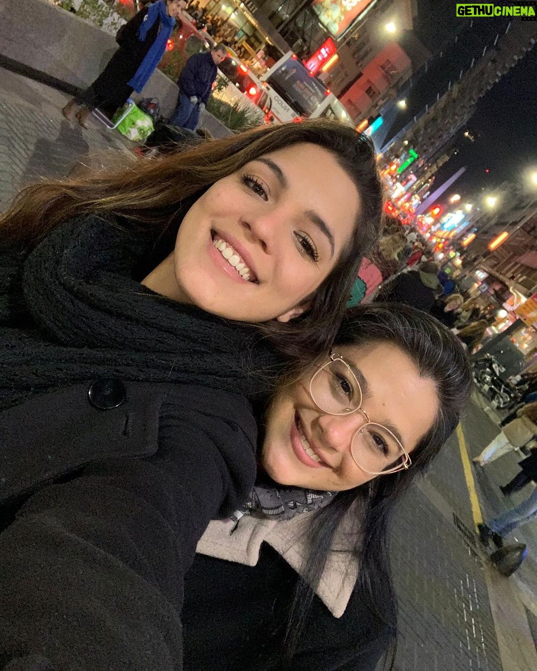 Catherine Fulop Instagram - Ayer fui al teatro a ver a mi amiga Costika @costaokis en el teatro @teatropremierok "COSTA PRESIDENTA" 100% RECOMENDABLE!!! ya te lo dije por privado pero quiero repetirlo por acá, eres una gran actriz y comediante, nadie debería perderse de verte. Además estas acompañada de actores y bailarines que son un lujo. Mi amigas quedaron encantadas contigo. Te aman!!!! Y yo te lo vuelvo a decir... Costika mi amor! Ayer pasamos una noche mágica, ver tu espectáculo fue un regalo al alma, reimos de principio a fin, que sorpresa tan bella, el grupo de actores y bailarines son de lujo, todos hacen que el show sea supremo y tú mi cachapita amada tuviste una noche brillante, lo haces con el alma . Gracias amiga por la función tan sentida y maravillosa de anoche y sobre todo por tus palabras finales! Te amo mi Costika ♥️♥️♥️♥️♥️ @claudiamlazcano @patricia_kom_ @vesnabocic @valcardone @geiky_f @sofinrodriguez Teatro Premier