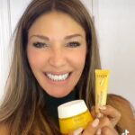 Catherine Fulop Instagram – Mi gente bella!!! Como siempre digo, amo cuidar mi piel con los productos adecuados y hoy les muestro uno de los productos infaltable de mi rutina diaria: el multicorrector de ojos y labios Neovadiol de @vichylaboratoires 💛
Cuándo los prueben lo van a amar tanto como yo! Y no se olviden, en la etapa de la menopausia, hay que cuidar la piel con los activos que necesita ♥️
@vichylaboratoires #vichylovers #sinpausaenlamenopausia @lorealgroupe_latam Miami, Florida