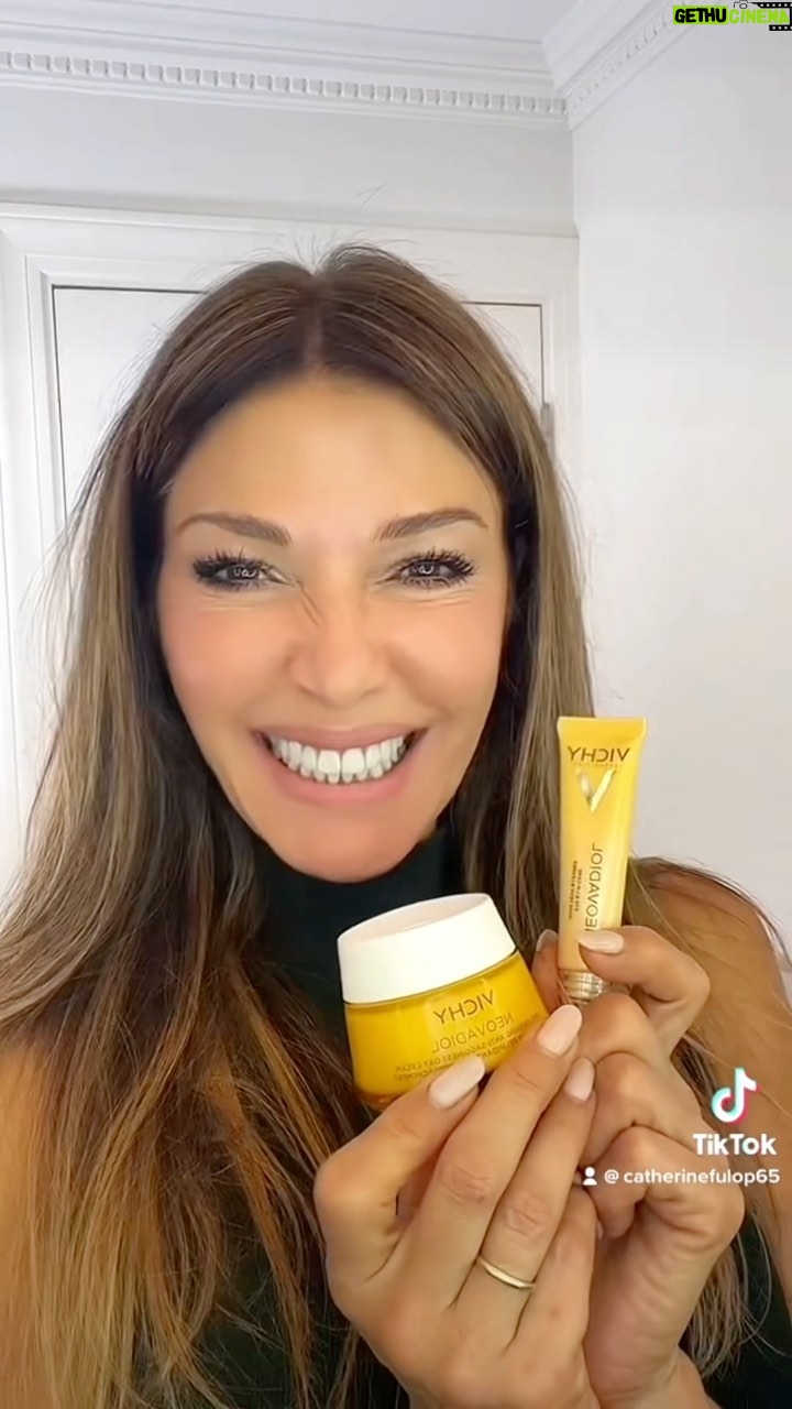Catherine Fulop Instagram - Mi gente bella!!! Como siempre digo, amo cuidar mi piel con los productos adecuados y hoy les muestro uno de los productos infaltable de mi rutina diaria: el multicorrector de ojos y labios Neovadiol de @vichylaboratoires 💛 Cuándo los prueben lo van a amar tanto como yo! Y no se olviden, en la etapa de la menopausia, hay que cuidar la piel con los activos que necesita ♥️ @vichylaboratoires #vichylovers #sinpausaenlamenopausia @lorealgroupe_latam Miami, Florida
