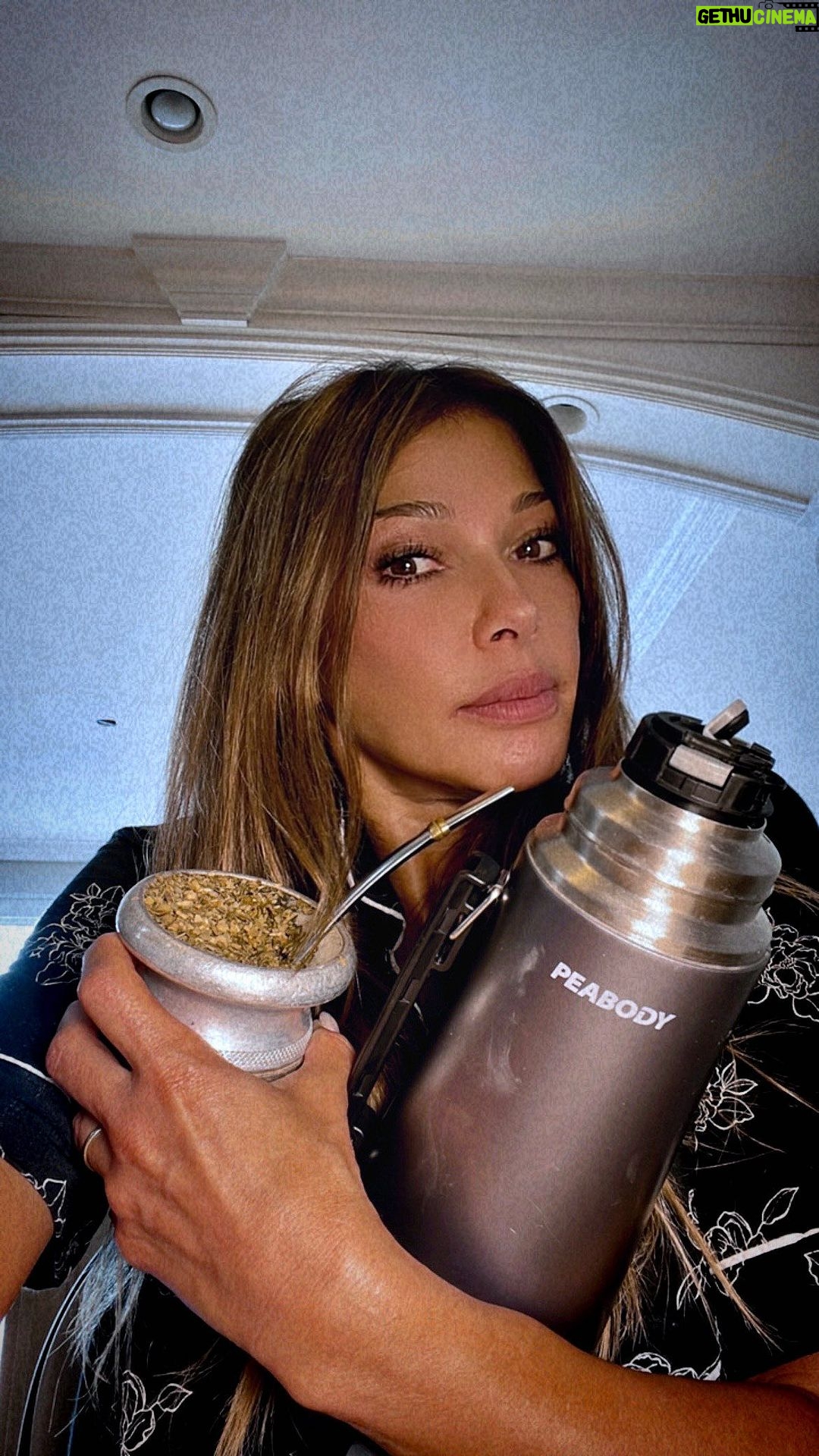 Catherine Fulop Instagram - Te paso!?? Jajajaja nunca viajo sin mi equipo de mate 🧉 que incluye mi termo @peabodyhogar que calienta el agua!!! Soy feliz 😁 Se les quiere ♥️🦋
