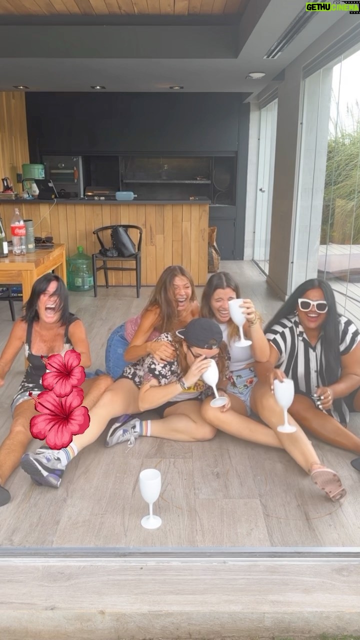 Catherine Fulop Instagram - Diciembre = Celebraci贸n 馃嵕馃 y risas.