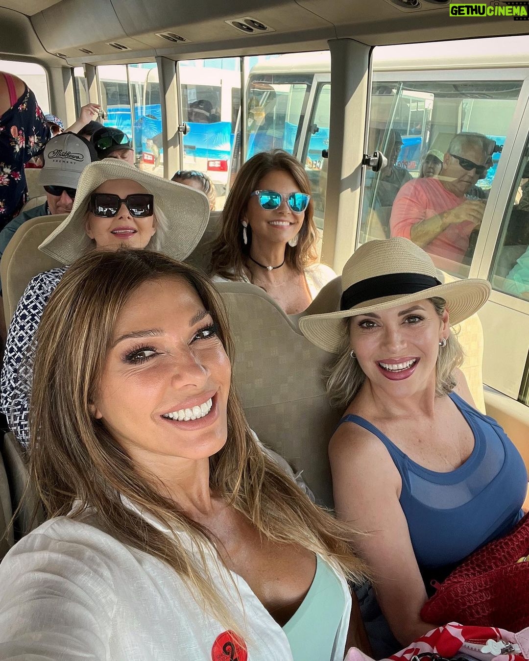 Catherine Fulop Instagram - Hermoso día con mis amigas en Roatán - Honduras 🇭🇳 @porestoslares @lorenatostajentsch @carolinapacheco682 @grizelh @alicia.lammersdorf.realtor Que tengan bello miércoles ♥️🐠🌴 #swimwear @odiseaswimwear #camisoladelino by @lasnatalias #pulsera @karengrantjoyeria #playa #roatán #honduras #snorkel #catamaran Roatan, Honduras