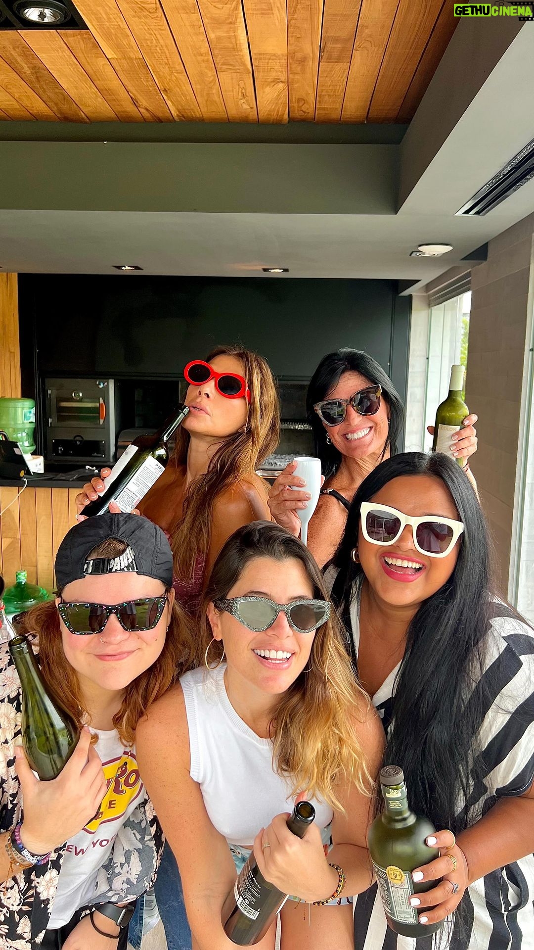 Catherine Fulop Instagram - Un movimiento sensual 😂😂😂😂 una rumba venezolana en Argentina termina así 🤣🤣🤣 Buenos Aires, Argentina