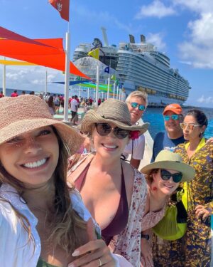 Catherine Fulop Instagram - Y si nos reímos y luego buscamos el motivo!??? 🤣
Feliz martes mi gente! 
Se les quiere ♥️🦋

#swinwear @odiseaswimwear 

#cococay #perfectday #beach #amigas #missvenezuela #missvenezuela1986