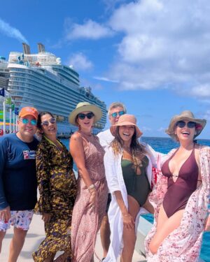 Catherine Fulop Instagram - Y si nos reímos y luego buscamos el motivo!??? 🤣
Feliz martes mi gente! 
Se les quiere ♥️🦋

#swinwear @odiseaswimwear 

#cococay #perfectday #beach #amigas #missvenezuela #missvenezuela1986