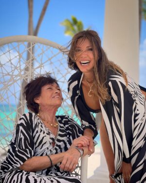 Catherine Fulop Instagram - Mi mami y yo jugando a las modelos!!!! 
Te amo mami, gracias por estos dias maravillosos! 

Nuestros #looks by @baitalbahr 

#swimwear by @odiseaswimwear
