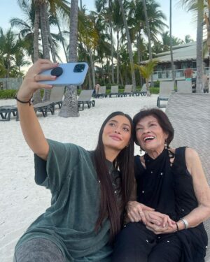 Catherine Fulop Instagram - Que decirles de lo que estoy viviendo, la alegría que tengo en el corazón de estar estos dias con mi mamá se me sale por los ojos en forma de lágrimas.
Acá les dejo las otras partes de  los videos del encuentro y algunas fotitos mas! Gracias por todos los mensajes lindos y especiales gracias a mi amor Ova @ovasabatini por hacer posible este viaje además de un recuerdo imborrable en mi alma, gracias hijas, mi hermana Yasmin @yfulop por este gran esfuerzo de preparar el viaje desde venezuela y a mis amigos que quisieron acompañarnos en este momento importante!! Los amo ♥️
@orianasabatini 
@tizianasabatinif 
@claudiamlazcano 
@pablomattei17 
@m.fergonzaleez 
@juany_80 

#mamá #encuentro #familia #amigos