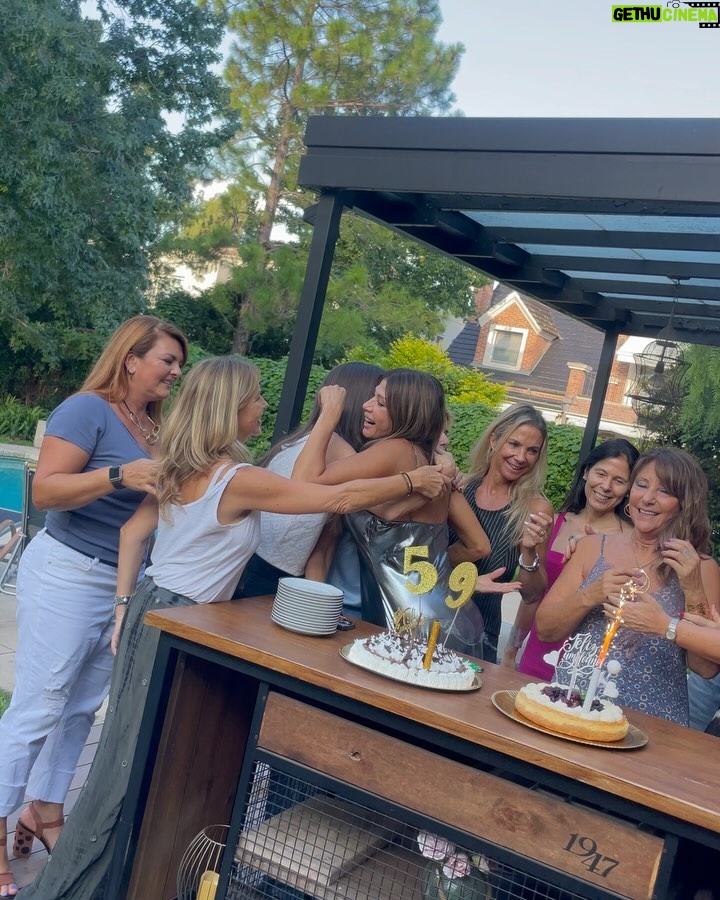 Catherine Fulop Instagram - La octavita de mi cumpleaños jajajajajaa! Toda la semana festejándolo y este año con mi amiga Carmencita ♥️🩷♥️♥️ Gracias por tantos saludos y muestras de amor! Los amooo!!! #mistortas by @renatapatisserie #birthdaycake @apiece_of @teque_listos @mcchiara1303 @elcotioficial @adairehernandez General Pacheco
