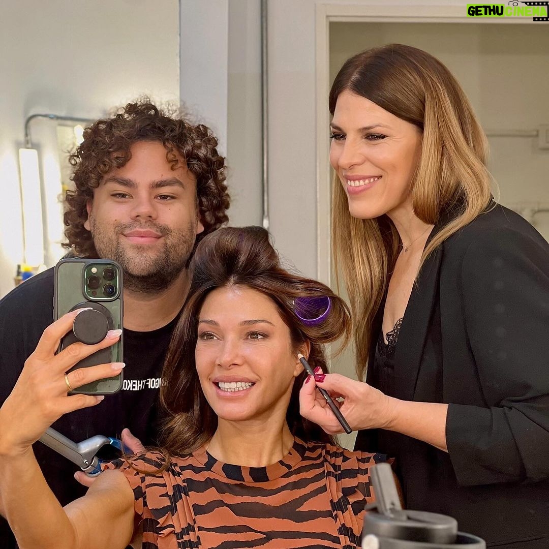 Catherine Fulop Instagram - Ayer en "La Noche de Mirtha" @mirthalegrand la pase genial!!! Un poco del BackStage . Gracias a todo mi equipo en especial a Chiquita por la invitación! 🥰!!!! Te adoroooo. ♥️ #look by @menage_a_trois_boutique #makeup @mabbyautinomakeup #hairstyle @mauromaxdebrito #stylist @vickii_miranda #fotosyvídeos @adairehernandez #joyas @santinojoyeros #bronceado @tan.and.go #nails @vanynailblack General Pacheco