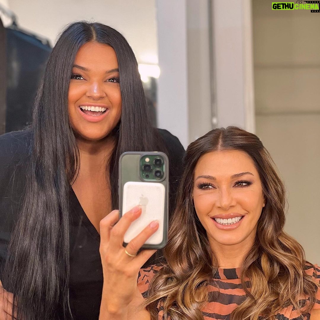 Catherine Fulop Instagram - Ayer en "La Noche de Mirtha" @mirthalegrand la pase genial!!! Un poco del BackStage . Gracias a todo mi equipo en especial a Chiquita por la invitación! 🥰!!!! Te adoroooo. ♥️ #look by @menage_a_trois_boutique #makeup @mabbyautinomakeup #hairstyle @mauromaxdebrito #stylist @vickii_miranda #fotosyvídeos @adairehernandez #joyas @santinojoyeros #bronceado @tan.and.go #nails @vanynailblack General Pacheco