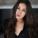 Catherine Tresa Instagram - When life gives you lemons, wear a black shirt and rock it! #blackobsessed🖤 #justanotherday #tuesdayvibes #mebeingme 📷 @pranav.foto