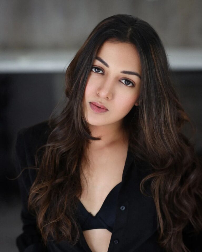 Catherine Tresa Instagram - When life gives you lemons, wear a black shirt and rock it! #blackobsessed🖤 #justanotherday #tuesdayvibes #mebeingme 📷 @pranav.foto