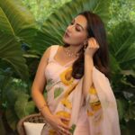 Catherine Tresa Instagram - The never ending tale of fixing my hair 😁🤪🤷🏻‍♀️ #vanitysometimesisfair #hairwoesforever #goofyme #mebeingme #nomondayblues Saree : @picchika Jewellery: @houseofqc