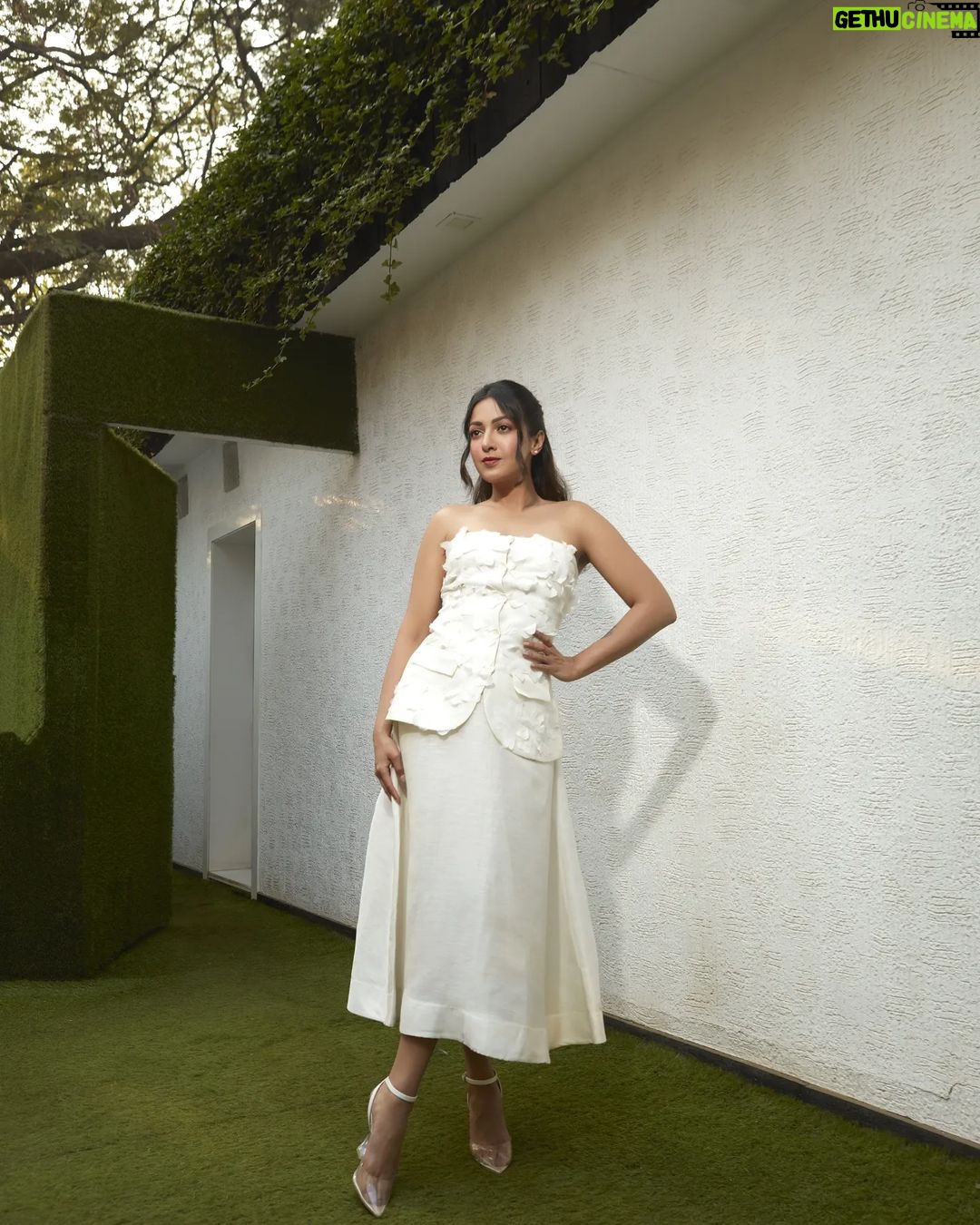 Catherine Tresa Instagram - My dress is as pure as my intentions. All white🤷🏻♀️ #WhiteDressConfessions #WittyInWhite #ChaosInCouture #mebeingme #fridayvibes Outfit @noie_noei Styling @archamehta Styling team @rashmi_angara @jainshreyaa8 Makeup @sakpalnilesh267 Hair @priyanka_sherkar1 Captured by @shivamguptaphotography Location courtesy @gallopsmumbai