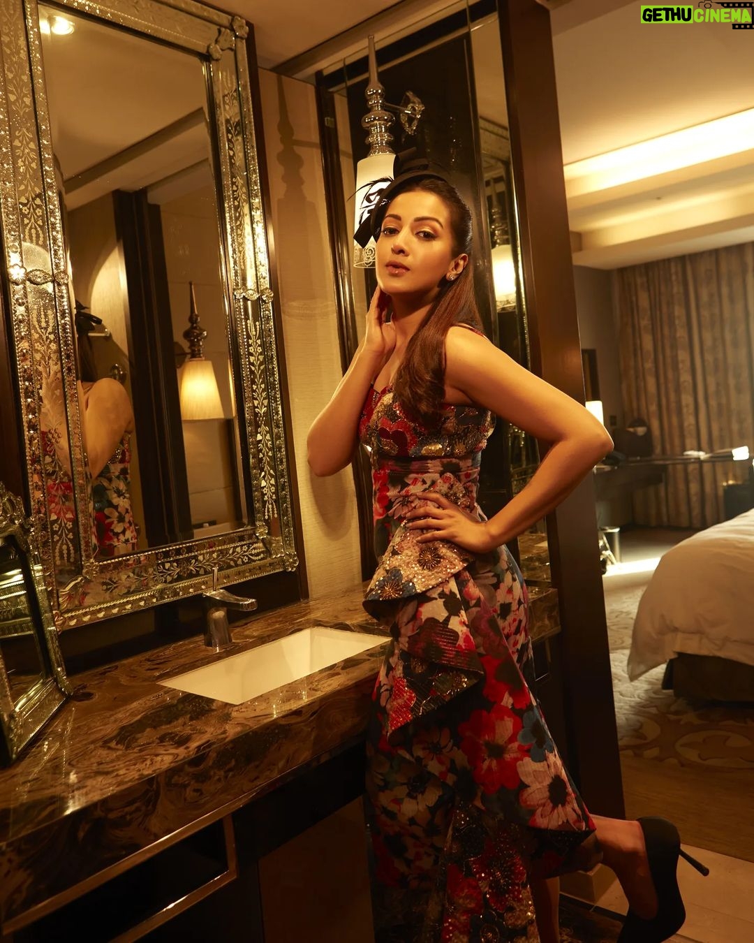 Catherine Tresa Instagram - When you and the mirror share a hilarious inside joke. #Laughingmyreflectionoff ##MirrorMoments #justforlaughs #MirrorTherapy #fridayfeeling #mebeingme Captured by @shivamguptaphotography Makeup by @sakpalnilesh267 Hair by @priyanka_sherkar1 Team @mysouthdiva
