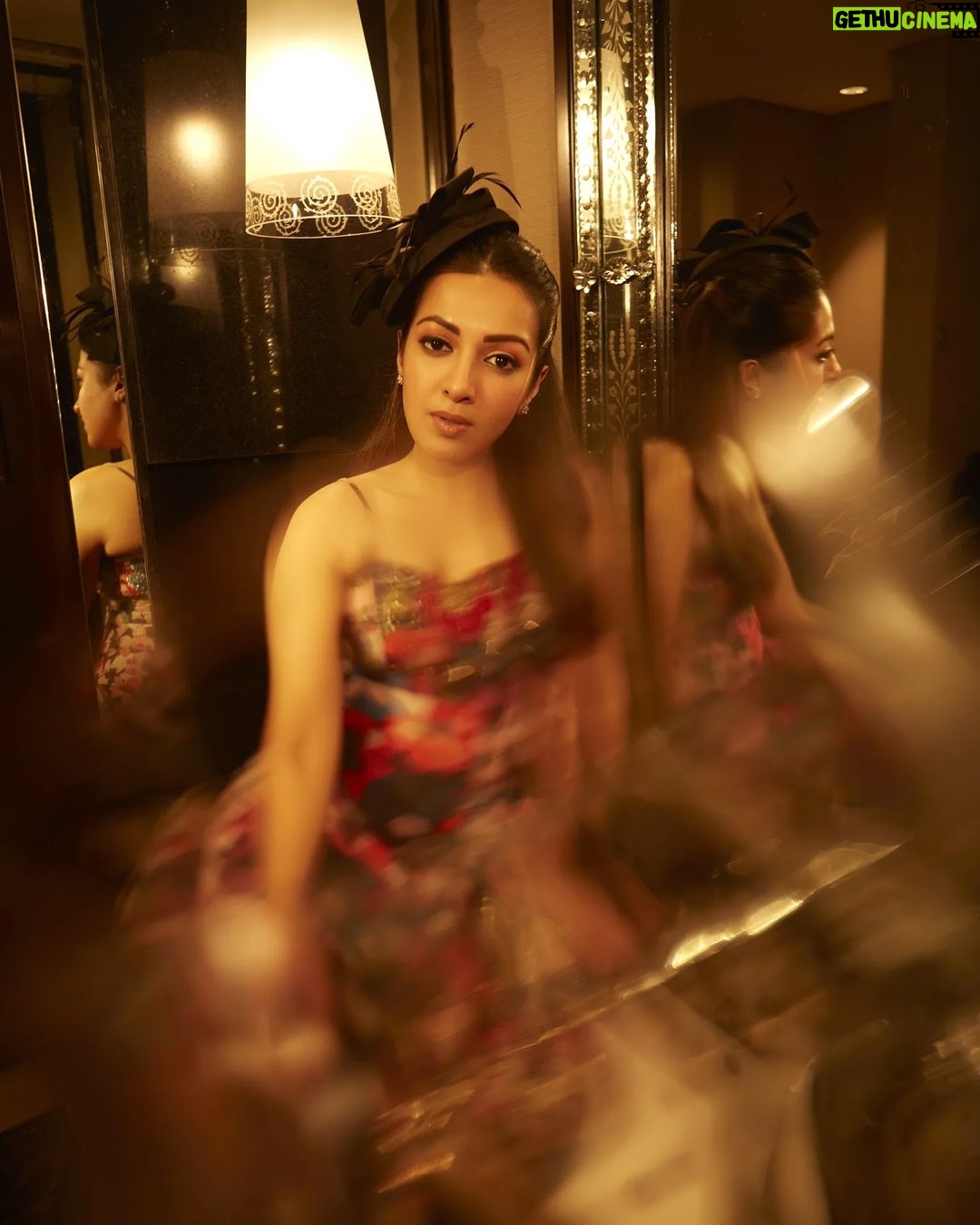 Catherine Tresa Instagram - When you and the mirror share a hilarious inside joke. #Laughingmyreflectionoff ##MirrorMoments #justforlaughs #MirrorTherapy #fridayfeeling #mebeingme Captured by @shivamguptaphotography Makeup by @sakpalnilesh267 Hair by @priyanka_sherkar1 Team @mysouthdiva