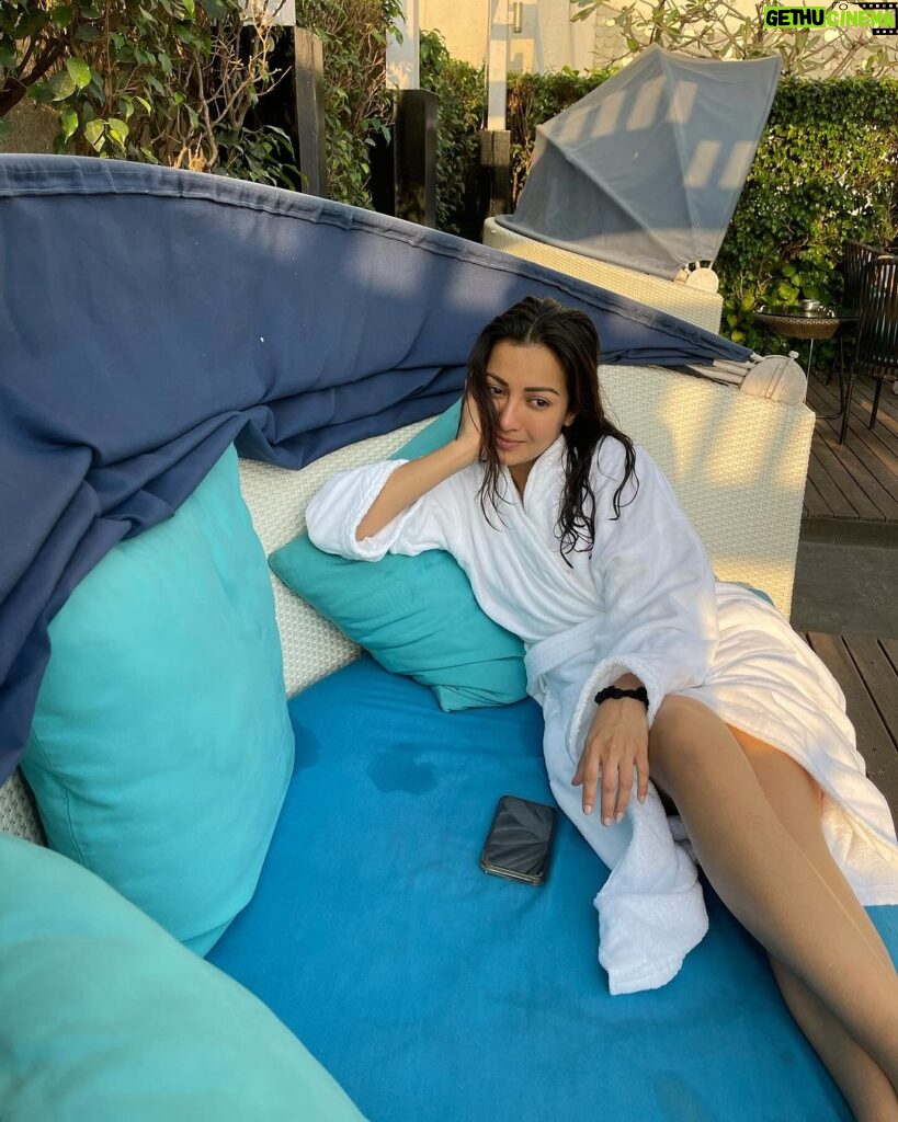 Catherine Tresa Instagram - Robe + Sun = Roasting in style!😎 #robelife #sunbathinggoals #lounginginstyle #poolsideescape #saturdaymornings #mebeingme