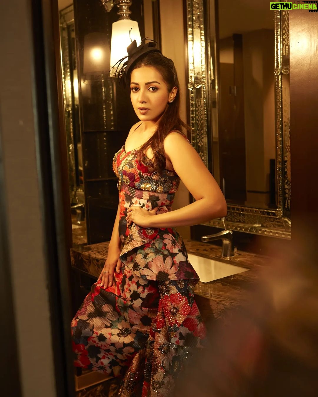 Catherine Tresa Instagram - Hat's off to bathroom glamour – Derby style! #derbyfashion #hatsandhoofs #wednesdayvibes #mebeingme Styling :@archamehta Outfit : @geethikakanumilli Captured by : @shivamguptaphotography Team : @niha__varma @jainshreyaa8 Makeup : @sakpalnilesh267 Hair : @priyanka_sherkar1