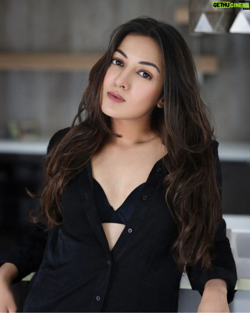 Catherine Tresa Instagram - When life gives you lemons, wear a black shirt and rock it! #blackobsessed🖤 #justanotherday #tuesdayvibes #mebeingme 📷 @pranav.foto