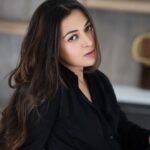 Catherine Tresa Instagram - Starting the week with a wicked glint in my eyes and a cheeky grin on my lips 😈 📷 @pranav.foto #alwaysuptomischief #mondaymood #mebeingme #justanotherday