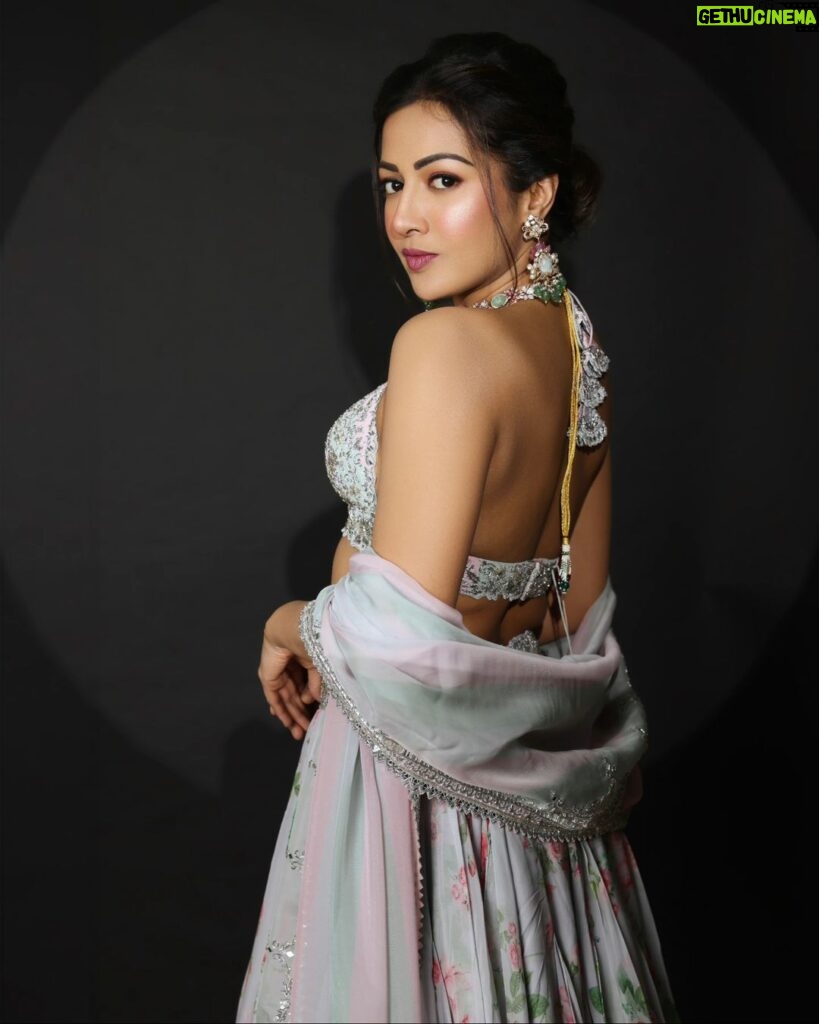 Catherine Tresa Instagram - Hello there ? Have you got two words for me ? #stilldesiatheart #noroomformondayblues #backtoback #mebeingme