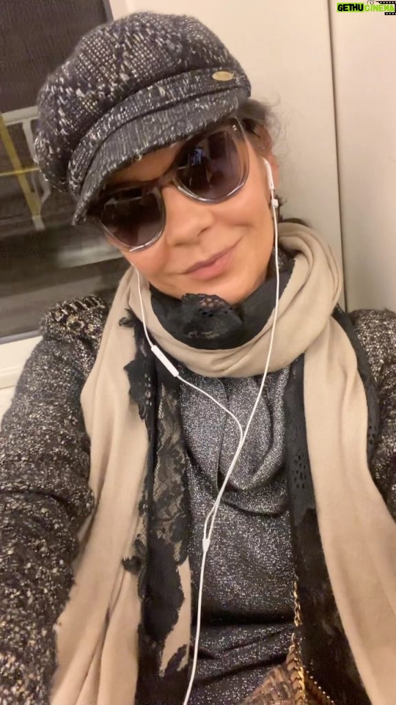 Catherine Zeta-Jones Instagram - Tube Time! London Transport!👍🏻