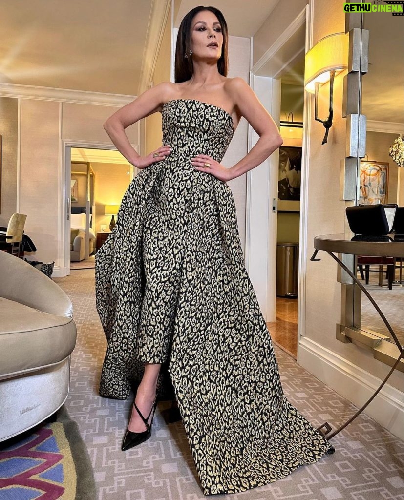 Catherine Zeta-Jones Instagram - Antman World Premiere! It was a family affair last night. My husband returns in AntMan and the Wasp Quantumania. It’s great!!! Thanks to my friends @carolinaherrera for the fabulous’frock’ and my amazing team @miss_kellyjohnson @brettglam @officialdanilohair @santoniofficial @vhernier