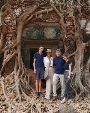 Catherine Zeta-Jones Instagram - Happy Thanksgiving to Americans near and far. With work commitments this year we are not in turkey mode, but in serious thankful mode for the blessings of health, happiness and family. Love to you all. 🌍🦃🇺🇸