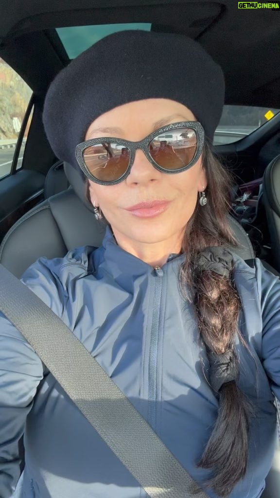 Catherine Zeta-Jones Instagram - When bad hats happen to good people😂 the actors strike is over, so less golf shots… promise… kinda. With hubby, @michaelkirkdouglas 😘