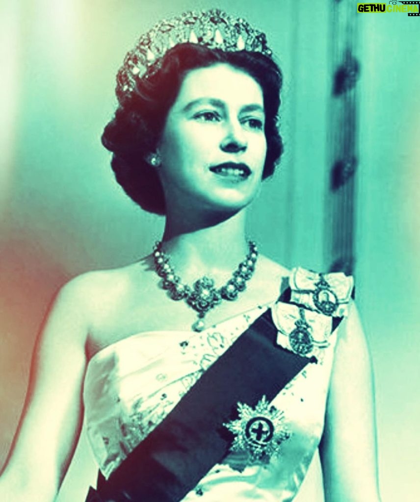Catherine Zeta-Jones Instagram - Dearest HRH Queen Elizabeth, you have been and always will be close to my humble heart as it breaks today. Our nation salutes you. Thank you. God Bless The Queen. Long Live The King 🙏🏻🙏🏻🙏🏻🙏🏻🙏🏻🙏🏻 💔🏴󠁧󠁢󠁷󠁬󠁳󠁿