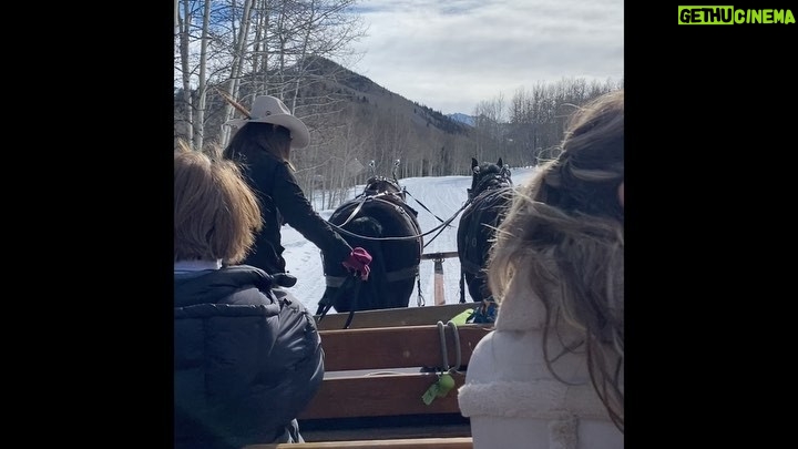 Catherine Zeta-Jones Instagram - When your family just isn’t up for another home movie shoot😂check out the ‘let’s just wave and smile for her’ attitude.😂