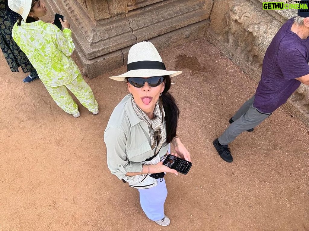 Catherine Zeta-Jones Instagram - Selfie stick silliness😂