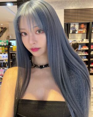 Cathryn Li Instagram - 喜歡哪一張？New hair color ‘Azure Grey’ 海藍灰 
Hairstylist : @jtc_____ 
Sponsor : @mikogalere