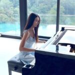 Cathryn Li Instagram - 以前10歲時，練琴是為了追隔壁鄰居男孩，年紀小小就很急著彈一堆炫技的曲子，希望能得到他的注意力。不懂現在他留意到我了沒😹