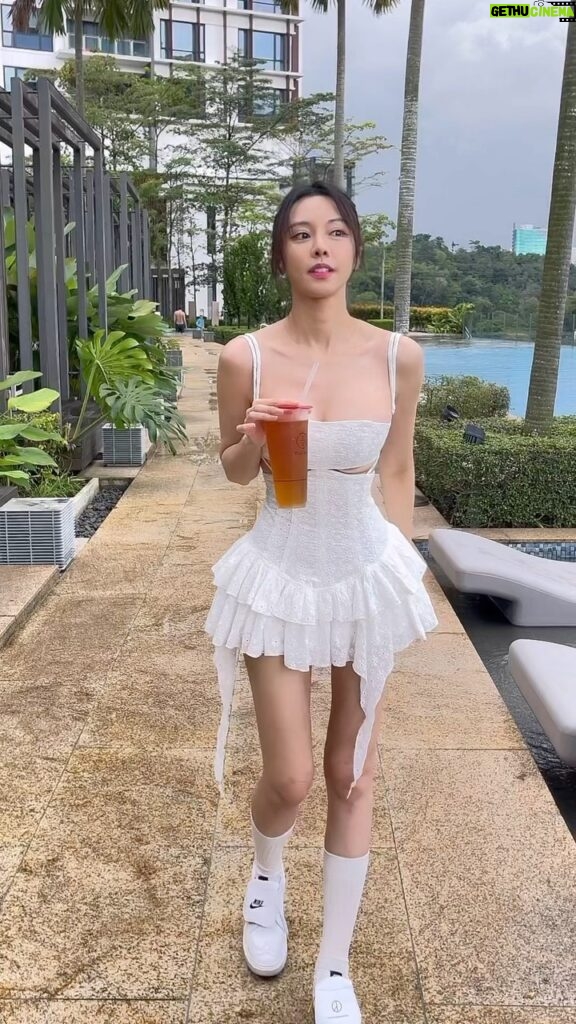 Cathryn Li Instagram - 2023年最後一個post🫶🏻🫶🏻 這件裙子誰要？送給妳