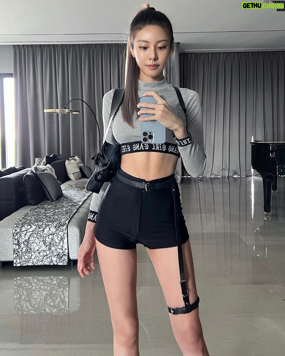 Cathryn Li Instagram - 渣男終結者:選一個角色 #grey #monochrome