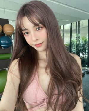 Cathryn Li Instagram - 喜歡哪張？春季新髮色，Hair color name ‘Oolong Milk Tea’ 染了8小時但一切值得💕
Thanks to my hairstylist @jtc_____ 
and hair sponsor @mikogalere
