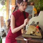 Cathryn Li Instagram - 大年初一旗袍寫真喜歡哪張？祝大家新年快樂，恭喜發財，龍年大吉，身體安康！🧧🍊🐲 🎊