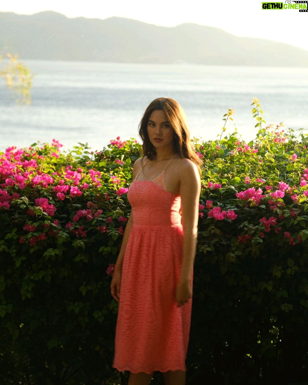 Catriona Gray Instagram - I'll meet you at golden hour ✨️ @hm #TropicalEssentials #HM Vivere Azure, Anilao, Batangas