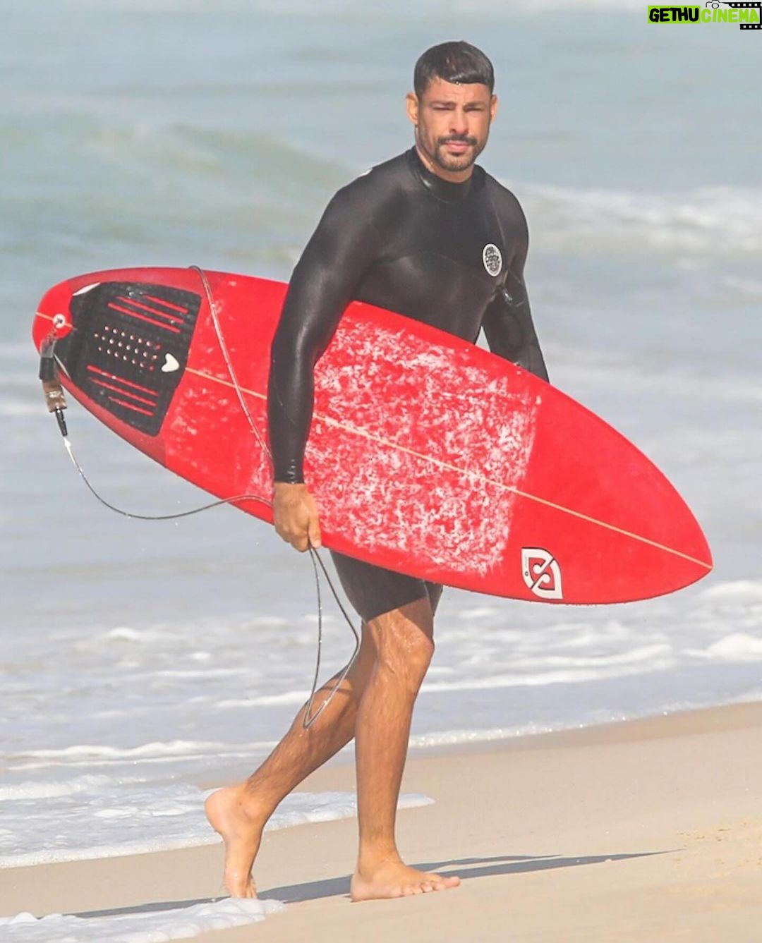 Cauã Reymond - 181.8K Likes - Valeu pelas fotos, galera do @hugogloss e @agnews_celebridades. Curti 😅🏄🏻