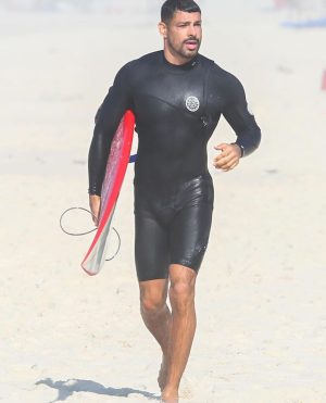 Cauã Reymond Instagram - Valeu pelas fotos, galera do @hugogloss e @agnews_celebridades. Curti 😅🏄🏻