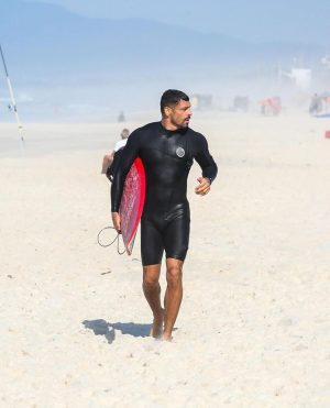 Cauã Reymond Instagram - Valeu pelas fotos, galera do @hugogloss e @agnews_celebridades. Curti 😅🏄🏻