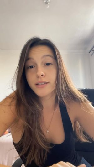 Cauã Reymond Instagram - Eu sou irmão da @lararodi_ e é óbvio que ela me mata de rir 😅