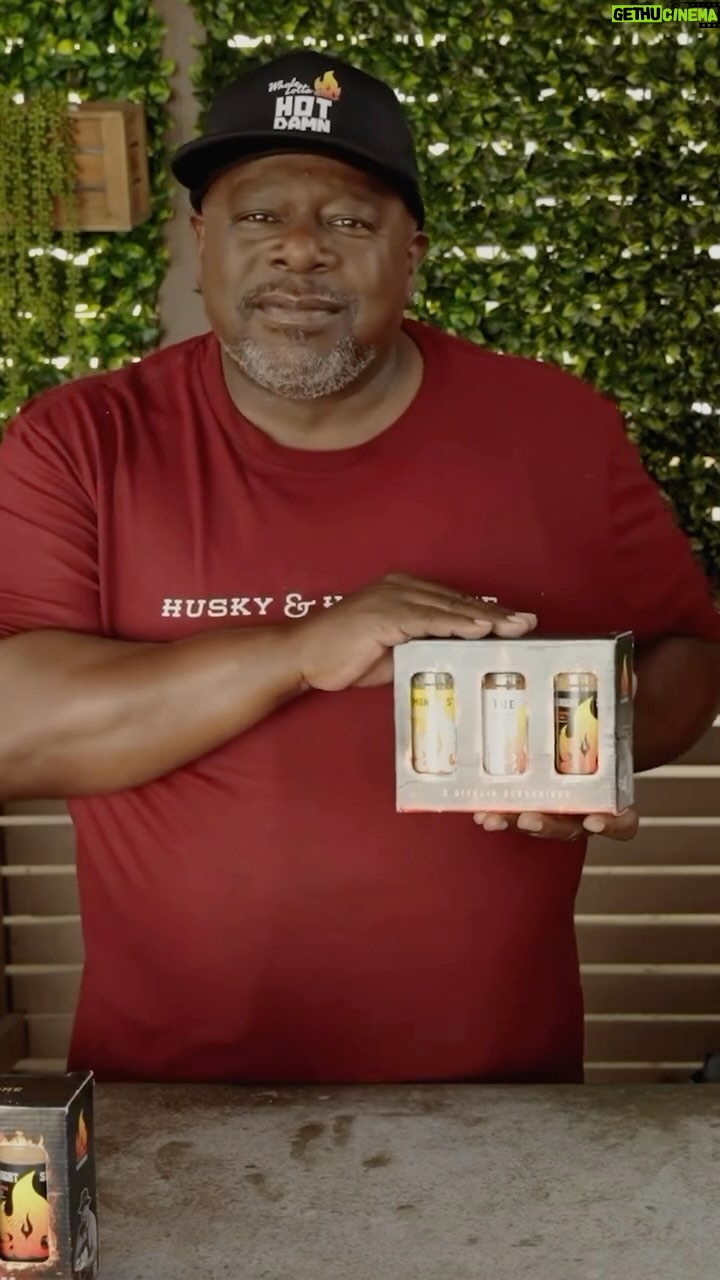 Cedric the Entertainer Instagram - 🎁RIGHT IN TIME FOR THE HOLIDAYS🎁 @acbarbeque : Ladies, give your man a rub. Better yet, make it 3. 👑👑👑 Grab our King’s trio - only at Lowe’s. Link in bio. #mvp #lemonstepper #midnightsmoke #acbarbeque