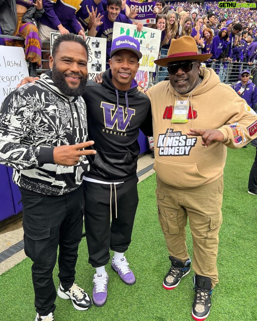 Cedric the Entertainer Instagram - Whole weekend was a movie At #univwashingtonhuskiefootball @anthonyanderson and I ran into @isaiahthomas school alumni and legend . Big shoot out @jeffhamilton for the custom hoodie 🔥🔥🔥🔥🔥💯💪🏾